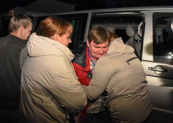 Сегодня ночью наши жительницы Суджанского района, возвращённые с Украины, прибыли в Курск.
