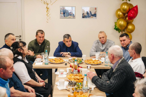 Александр Хинштейн навестил вернувшихся из украинского плена суджан